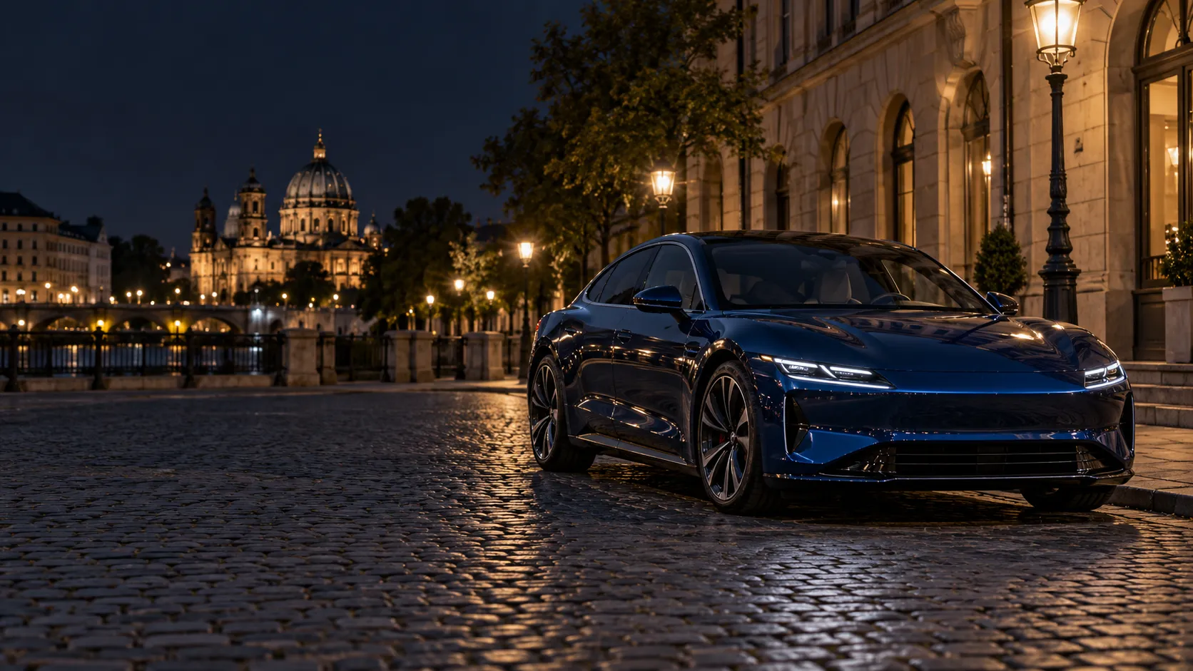Große Elektro-Limousine nachts in der Stadt