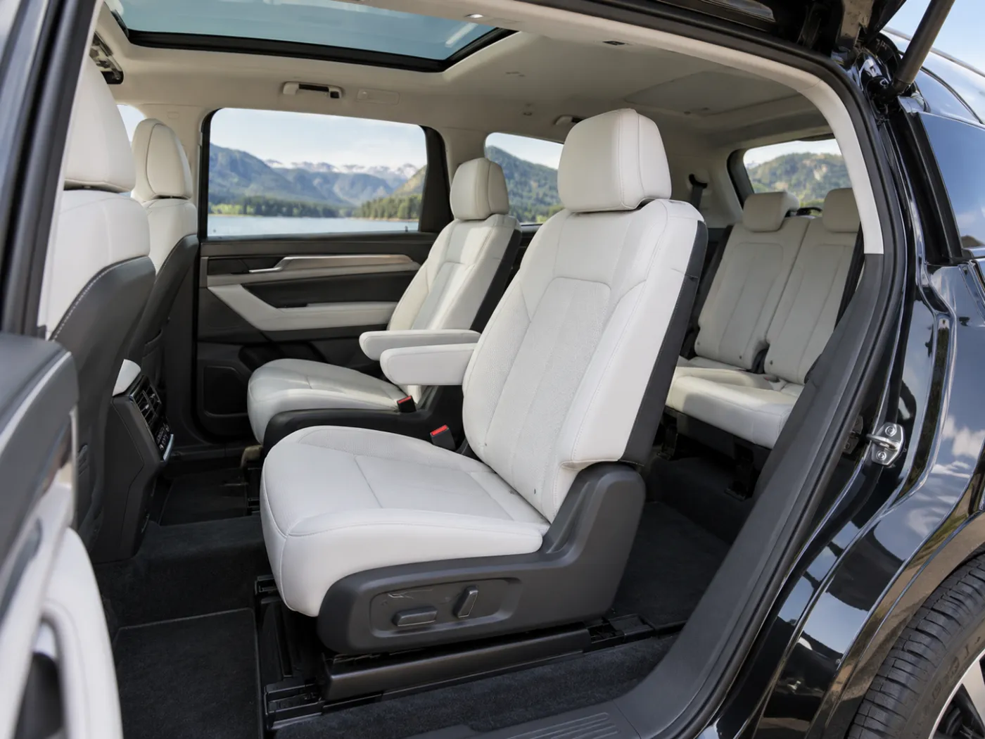 Innenraum eines großen Elektro-SUV mit drei Sitzreihen