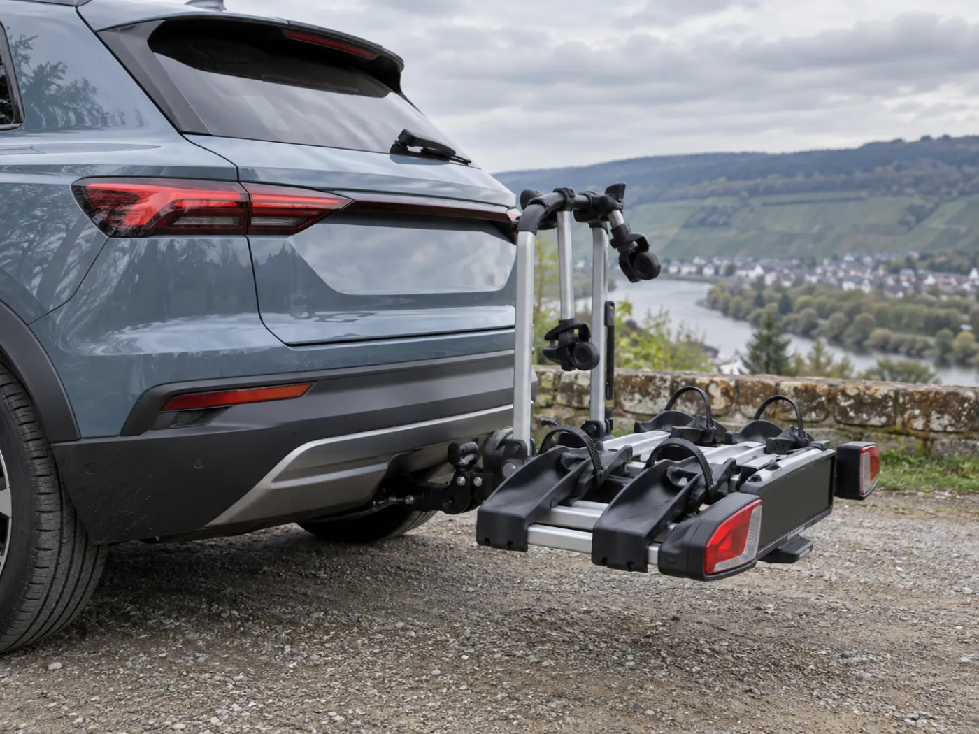 Heck eines Elektro-SUV mit Anhängerkupplung