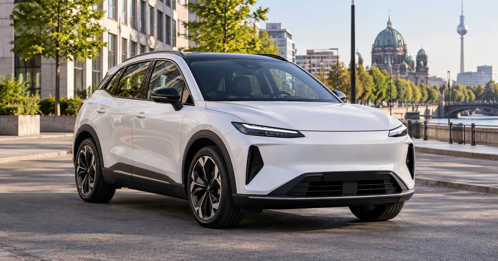 Weißes Elektro-SUV am See mit geöffneter Heckklappe